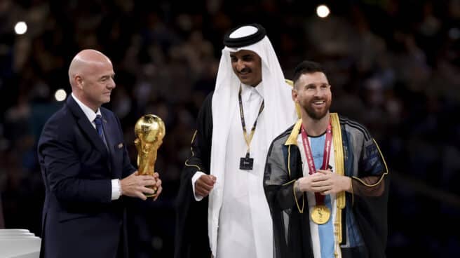 El presidente de la FIFA Gianni Infantino y el emir de Qatar Al Thani le entregan la copa a Mess