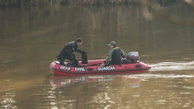Los GEAS se sumergen en el Duero para buscar los cuerpos de los ocupantes del ultraligero en Villamarciel (Valladolid)