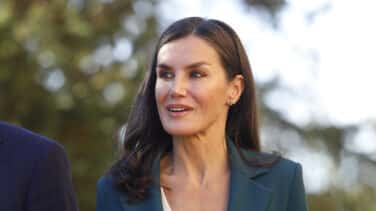 La Reina Letizia vuelve al 'look working' y le da una nueva vida a su traje sastre verde botella