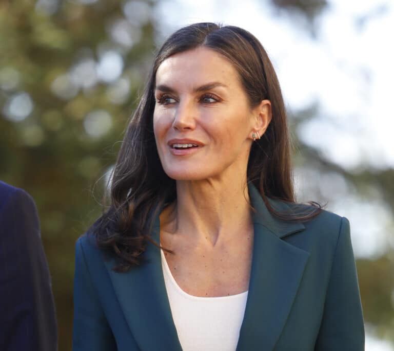 La Reina Letizia vuelve al 'look working' y le da una nueva vida a su traje sastre verde botella