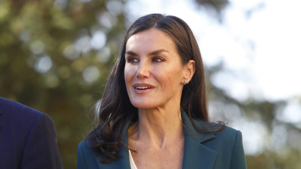 La Reina Letizia vuelve al 'look working' y le da una nueva vida a su traje sastre verde botella Su Majestad la Reina Doña Letizia, durante la inauguración de la Reunión Anual de Directores del Instituto Cervantes en el Hospital Real de Granada