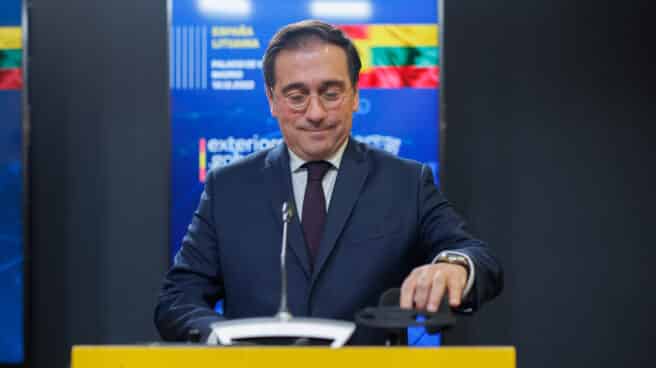 El ministro de Asuntos Exteriores, Unión Europea y Cooperación, José Manuel Albares (d), comparece en rueda de prensa en el Palacio de Viana