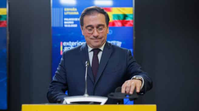El Gobierno recupera la figura del embajador en Venezuela dos años después El ministro de Asuntos Exteriores, Unión Europea y Cooperación, José Manuel Albares (d), comparece en rueda de prensa en el Palacio de Viana
