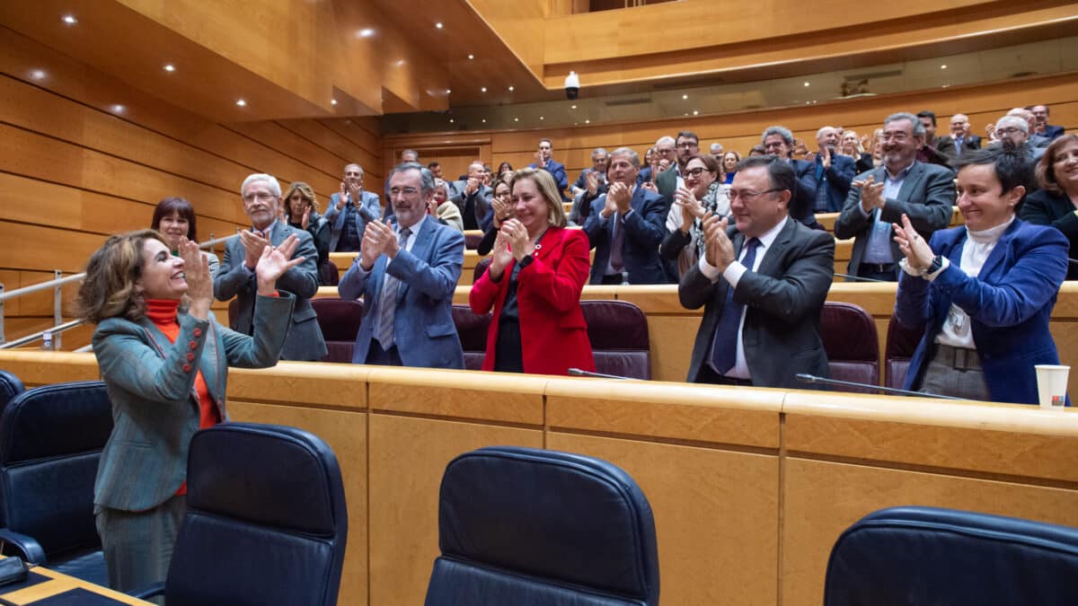 La ministra de Hacienda y Función Pública, María Jesús Montero, celebra la aprobación de los PGE 2023 durante una sesión plenaria en el Senado