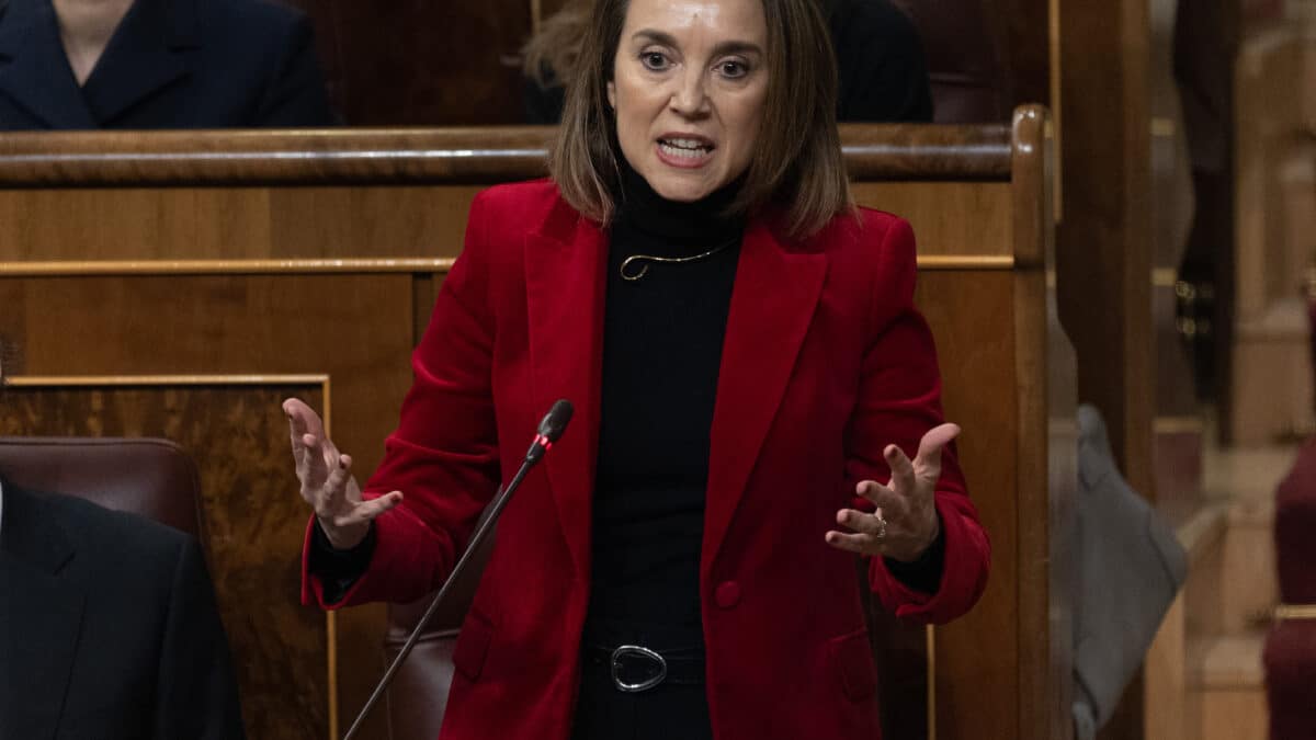 La portavoz parlamentaria del PP en el Congreso, Cuca Gamarra, interviene durante una sesión plenaria, en el Congreso de los Diputados, a 21 de diciembre de 2022, en Madrid (España).