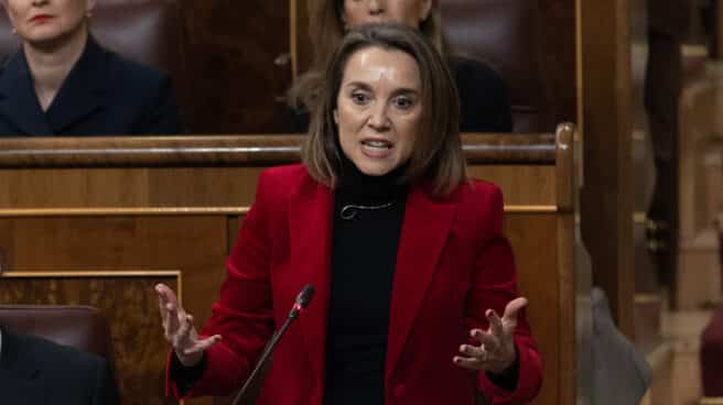 La portavoz parlamentaria del PP en el Congreso, Cuca Gamarra, interviene durante una sesión plenaria, en el Congreso de los Diputados, a 21 de diciembre de 2022, en Madrid (España).