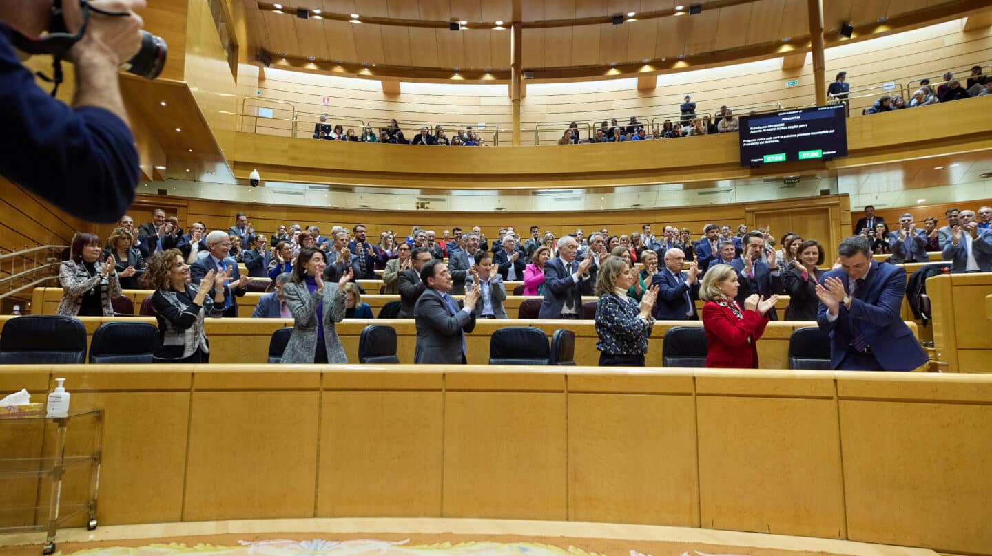 La bancada del Senado aplauden al presidente del Gobierno, Pedro Sánchez, durante una sesión de control al Gobierno en el Senado, a 21 de diciembre de 2022, en Madrid (España). El presidente del Gobierno, Pedro Sánchez, y el líder del PP, Alberto Núñez Feijóo, celebran este miércoles su último cara a cara del año en el Pleno del Senado en un clima de tensión y crisis institucional tras la decisión del Tribunal Constitucional de paralizar la ley que buscaba renovarlo. 21 DICIEMBRE 2022;GOBIERNO;SESIÓN DE CONTROL;SENADO;SENADORES;ACTUALIDAD;POLÍTICA Jesús Hellín / Europa Press 21/12/2022