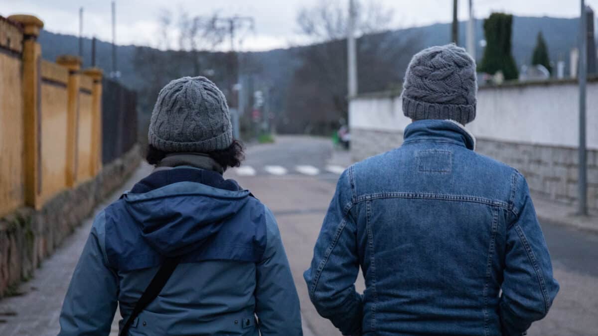 Dos personas pasean abrigadas en Madrid.