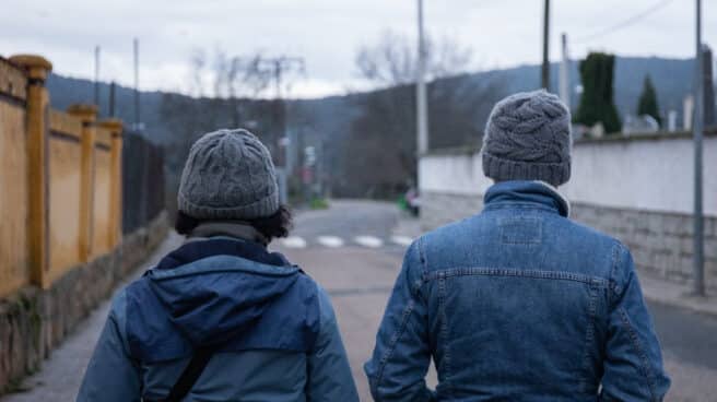 Dos personas pasean abrigadas en Madrid. Dos personas pasean abrigadas en Madrid.