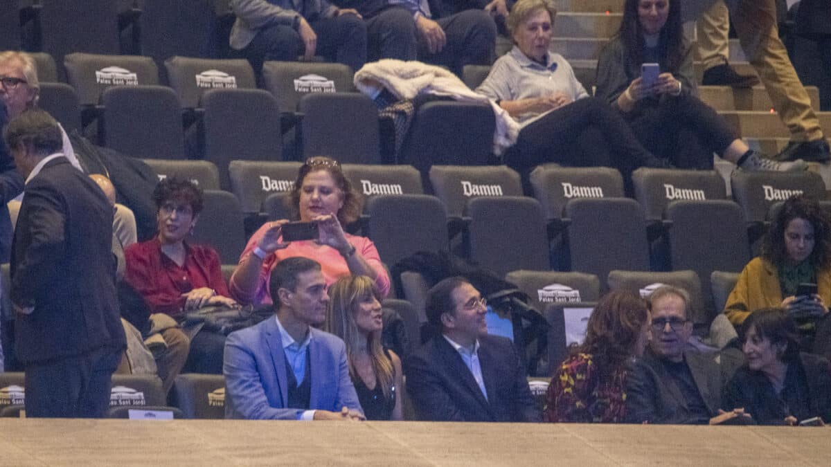 El presidente Pedro Sánchez, su esposa Begoña Gómez y el ministro José Manuel Albares en el último concierto de Joan Manuel Serrat en Barcelona