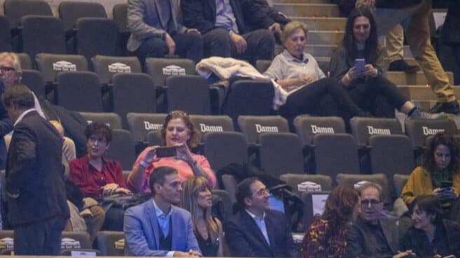 El presidente Pedro Sánchez, su esposa Begoña Gómez y el ministro José Manuel Albares en el último concierto de Joan Manuel Serrat en Barcelona El presidente Pedro Sánchez, su esposa Begoña Gómez y el ministro José Manuel Albares en el último concierto de Joan Manuel Serrat en Barcelona