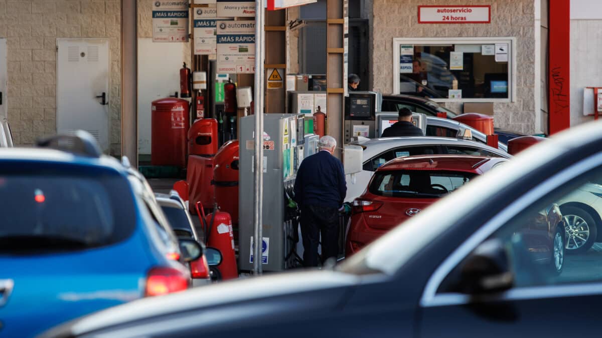 Coches repostando en una gasolinera, a 27 de diciembre de 2022