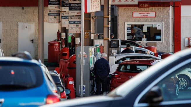 Colas en las gasolineras, que pueden dejar sin demanda a las gasolineras Coches repostando en una gasolinera, a 27 de diciembre de 2022