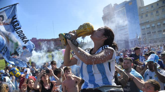 Los argentinos celebran la victoria en el Mundial de Qatar Celebración en Buenos Aires de la victoria de Argentina en el Mundial