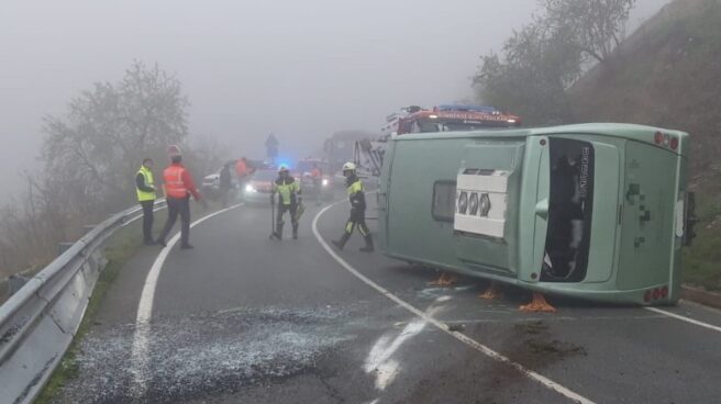 Trasladados tres menores de entre 9 y 10 años al Hospital Universitario de Navarra tras volcar esta mañana un microbús escolar en la NA-7040 en Artazu