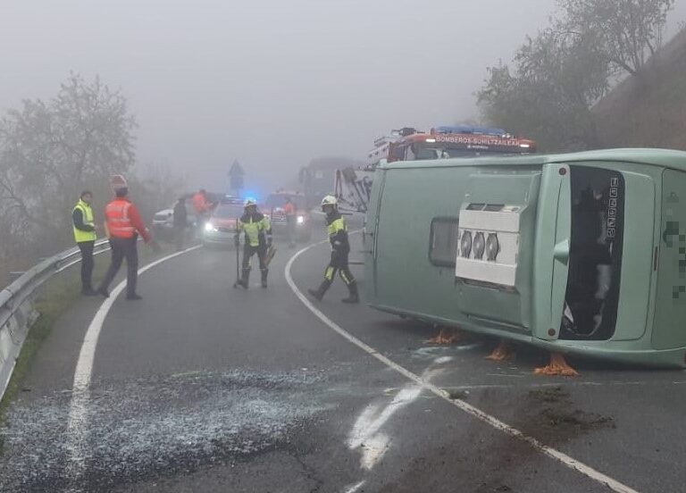 Evacuados tres niños tras volcar un microbús escolar en Navarra