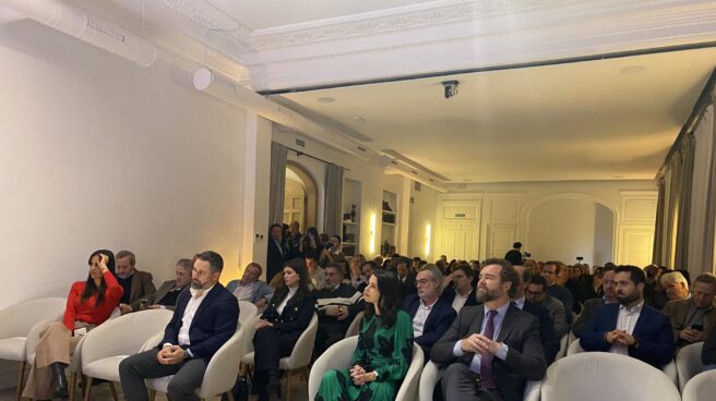 El presidente de Vox, Santiago Abascal, y la presidenta de Cs, Inés Arrimadas, en la presentación de 'Pie en pared', junto a otros miembros de sus partidos El presidente de Vox, Santiago Abascal, y la presidenta de Cs, Inés Arrimadas, en la presentación de 'Pie en pared', junto a otros miembros de sus partidos