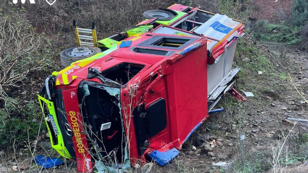 Heridos tres bomberos tras desplomarse por un terraplén su camión al ceder el carril de tierra en Málaga