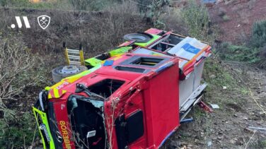 Tres bomberos heridos tras desplomarse su camión por un terraplén en Málaga