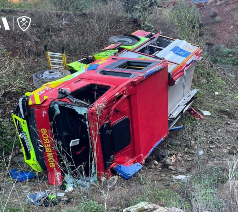Tres bomberos heridos tras desplomarse su camión por un terraplén en Málaga