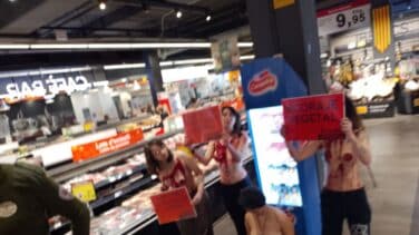 Un grupo de activistas se desnuda y baña con sangre El Corte Inglés para protestar contra la campaña de Campofrío