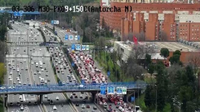 Los activistas de la M-30 se enfrentan a multas de hasta 30.000 euros por desórdenes públicos Atasco en la M-30 debido a las protestas de los activistas climáticos