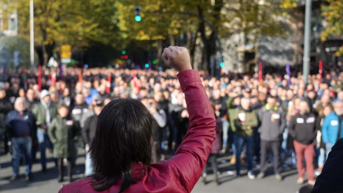 Un grupo de manifestantes de los sindicatos CCOO, LAB, UGT, ESK, CGT y CNT del metal protestan junto a la Federación Vizcaína de Empresas del Metal en Bilbao, en el último día de huelga del sector.