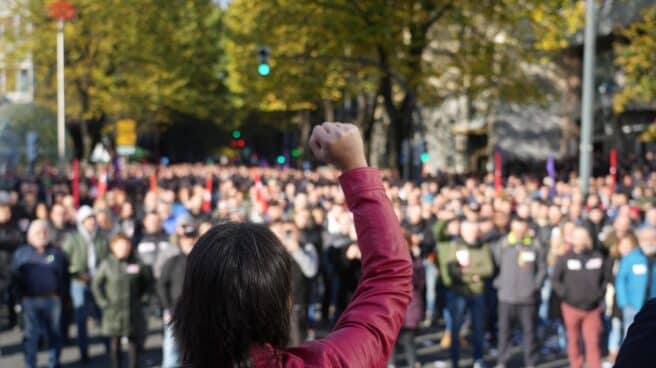 Un grupo de manifestantes de los sindicatos CCOO, LAB, UGT, ESK, CGT y CNT del metal protestan junto a la Federación Vizcaína de Empresas del Metal en Bilbao, en el último día de huelga del sector.