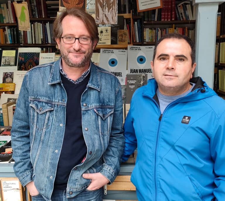 Librero por las tardes en Moyano y basurero por las noches: "El mercado y la vida me obligan a tener dos trabajos"