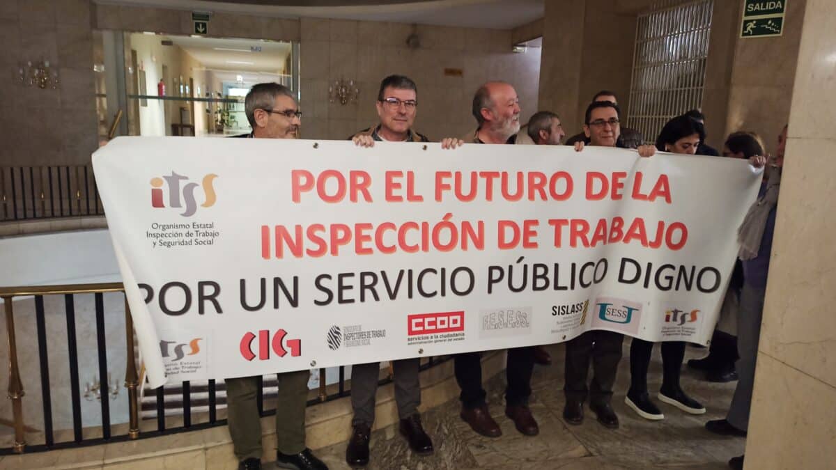 Un grupo de inspectores y subinspectores de Trabajo protestan ante la sala en la que Yolanda Díaz da una rueda de prensa.