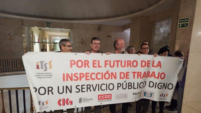 Un grupo de inspectores y subinspectores de Trabajo protestan ante la sala en la que Yolanda Díaz da una rueda de prensa.