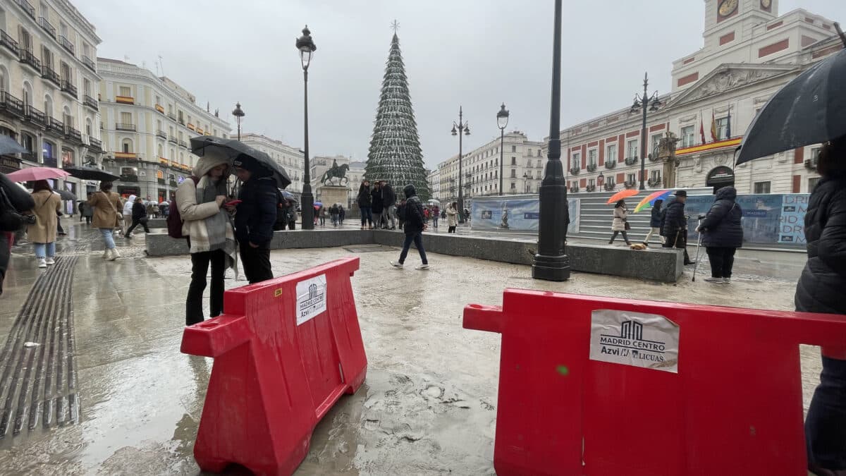 La Puerta del Sol reabre en el puente de diciembre llena de charcos y barro