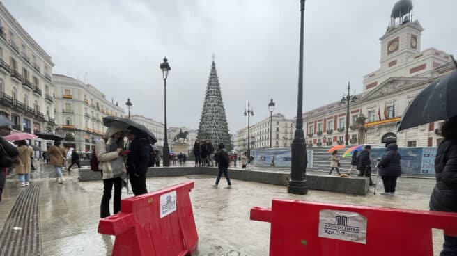 La Puerta del Sol reabre en el puente de diciembre llena de charcos y barro La Puerta del Sol reabre en el puente de diciembre llena de charcos y barro