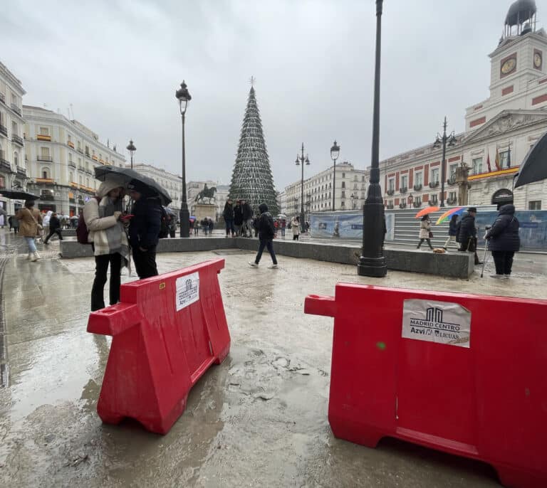 Pasar el puente en la Puerta del Sol entre barro y charcos