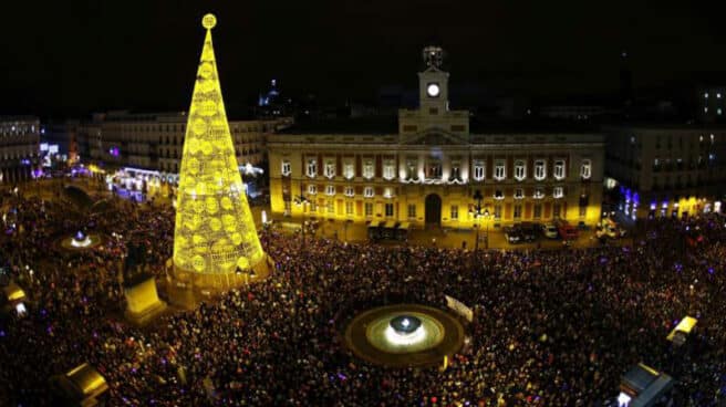 Imagen de archivo de una celebración de fin de año en la Puerta del Sol, en Madrid (EFE) Imagen de archivo de una celebración de fin de año en la Puerta del Sol, en Madrid (EFE)