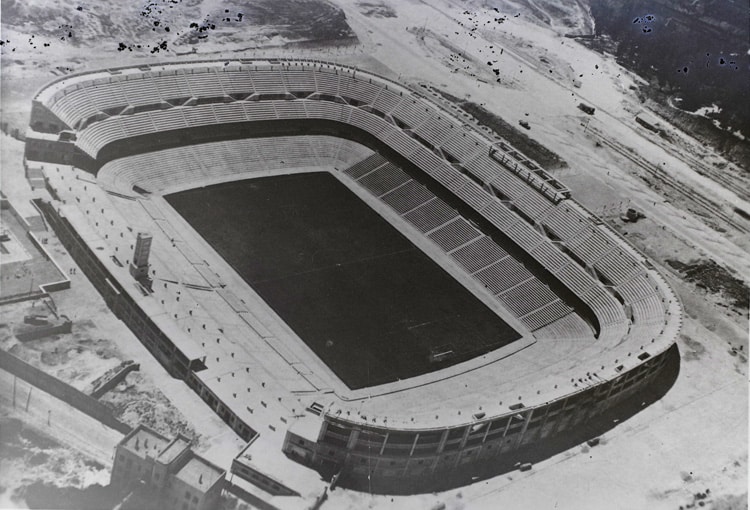Vista aérea de las obras de construcción del estadio Nuevo Chamartín en 1947, ahora Santiago Bernabéu