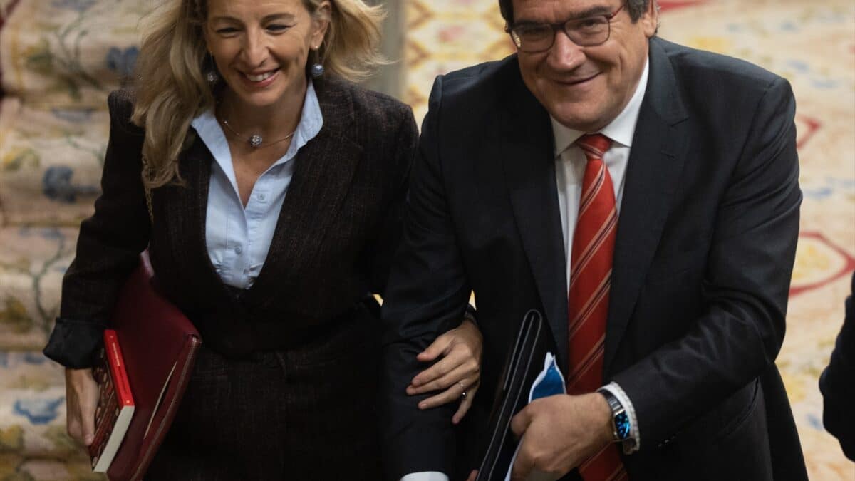 La vicepresidenta segunda y ministra de Trabajo y Economía Social, Yolanda Díaz y el ministro de Inclusión, Seguridad Social y Migraciones, José Luis Escrivá, en una sesión plenaria en el Congreso de los Diputados.