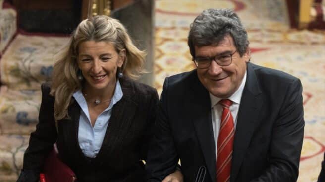 La vicepresidenta segunda y ministra de Trabajo y Economía Social, Yolanda Díaz y el ministro de Inclusión, Seguridad Social y Migraciones, José Luis Escrivá, en una sesión plenaria en el Congreso de los Diputados.