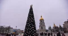 La Navidad resiste en Ucrania: Kiev planta el 'árbol de los irrompibles'