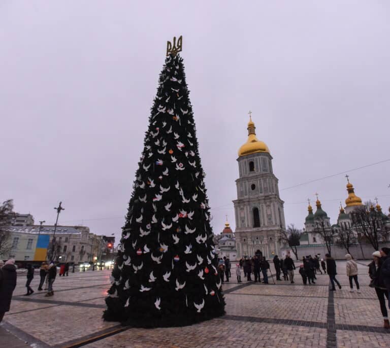 La Navidad resiste en Ucrania: Kiev planta el 'árbol de los irrompibles'
