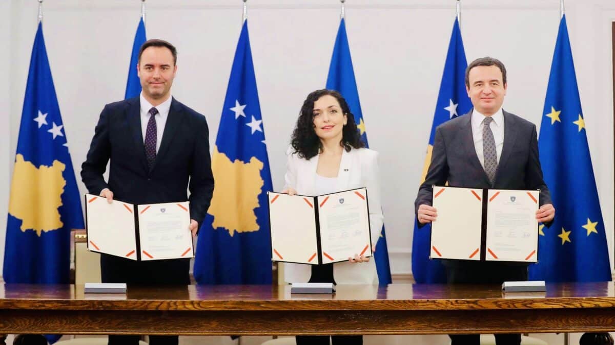 Los principales líderes kosovares muestran la solicitud de ingreso en la UE