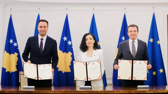Los principales líderes kosovares muestran la solicitud de ingreso en la UE