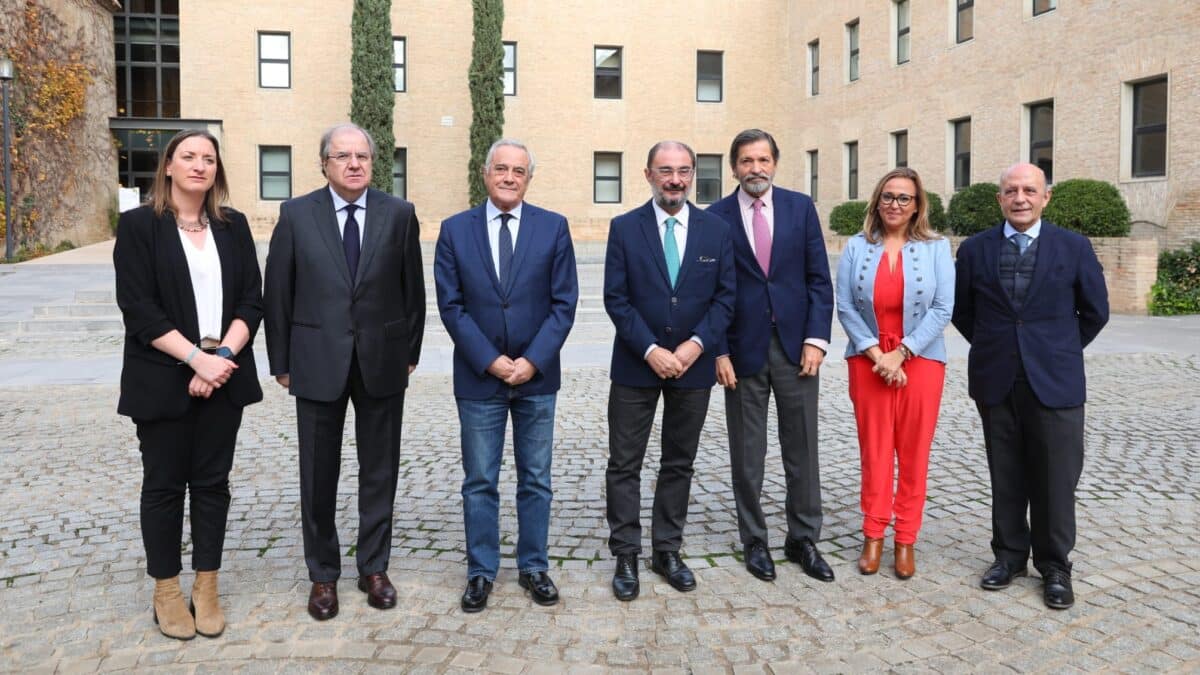 El presidente de Aragón, Javier Lambán, con el expresidente de Asturias Javier Fernández (3d), y el expresidente de Castilla y León Juan Vicente Herrera (2i). Con ellos, Javier Sada, presidente de las Cortes de Aragón, Javier Sada (3i), y el moderador del coloquio, el periodista José Antonio Zarzalejos, este 30 de noviembre de 2022 ante las Cortes de Aragón, en Zaragoza.