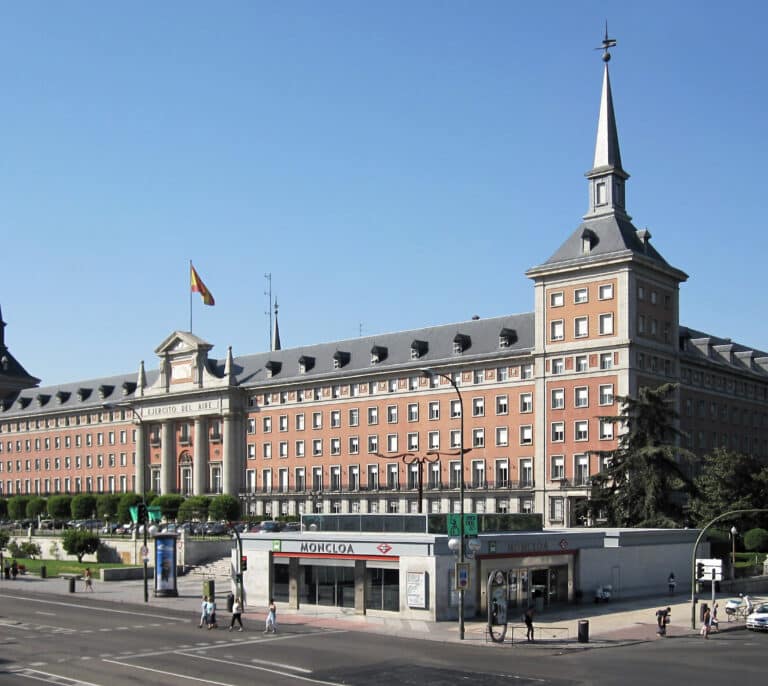Los TEDAX detonan un paquete sospechoso tras una falsa alarma en el cuartel general del Ejército del Aire