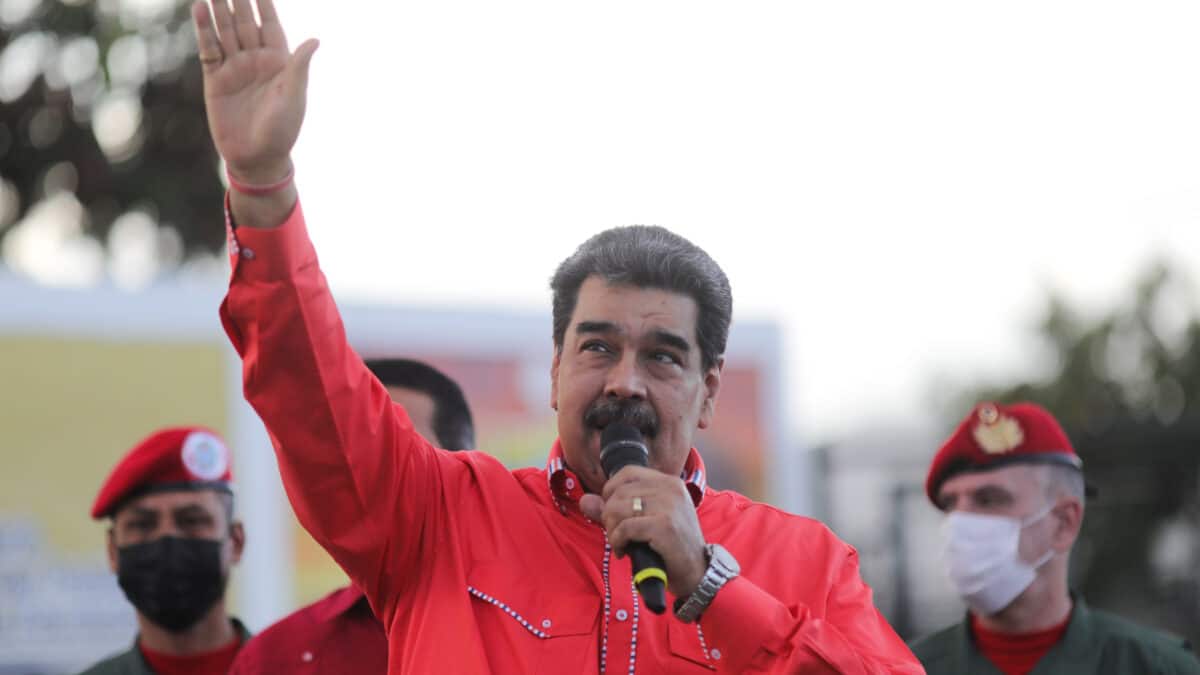 Nicolás Maduro saluda a sus seguidores