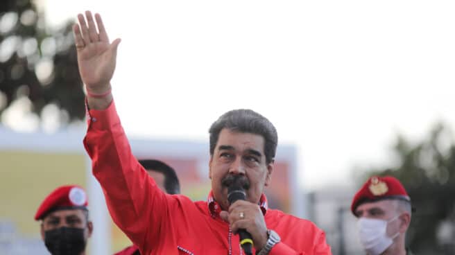 Nicolás Maduro saluda a sus seguidores