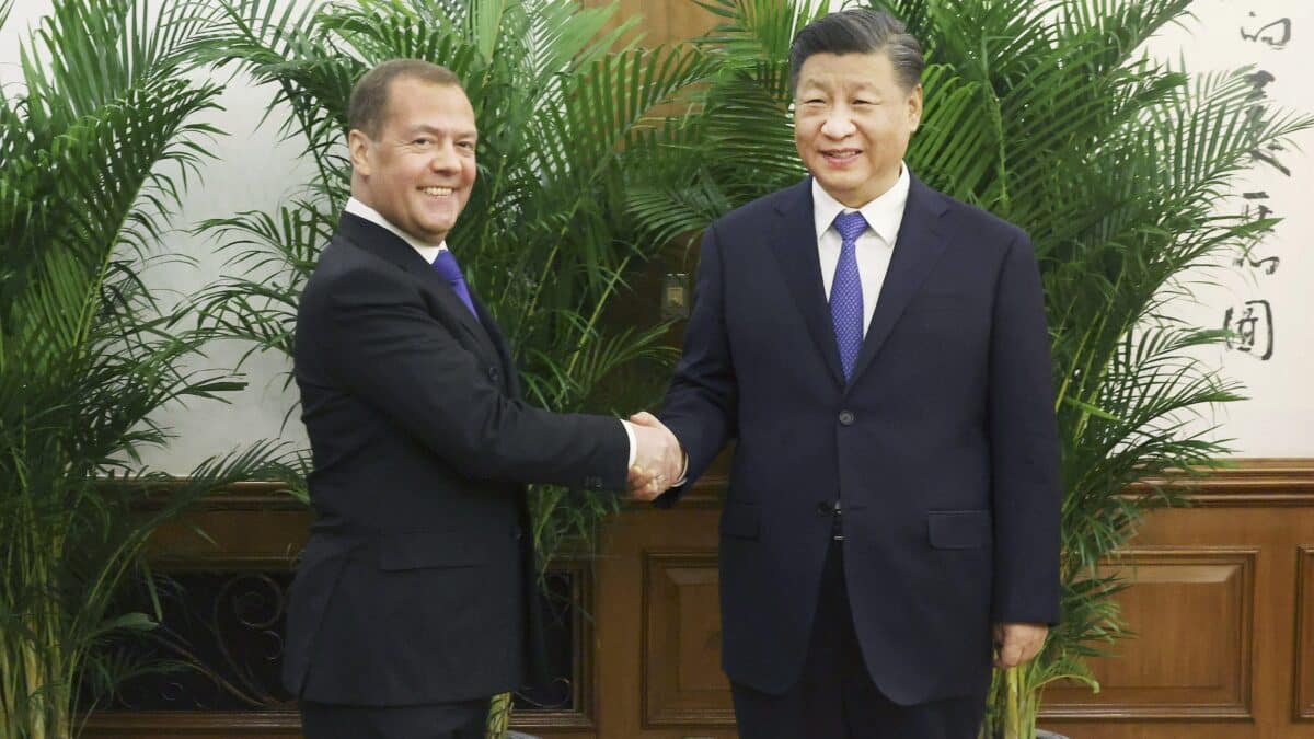 Dimitri Medvedev y Xi Jinping en Pekín