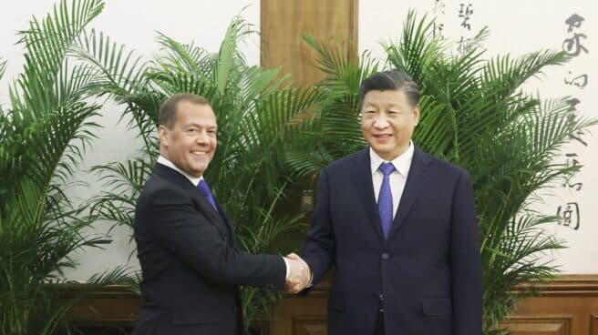 Dimitri Medvedev y Xi Jinping en Pekín