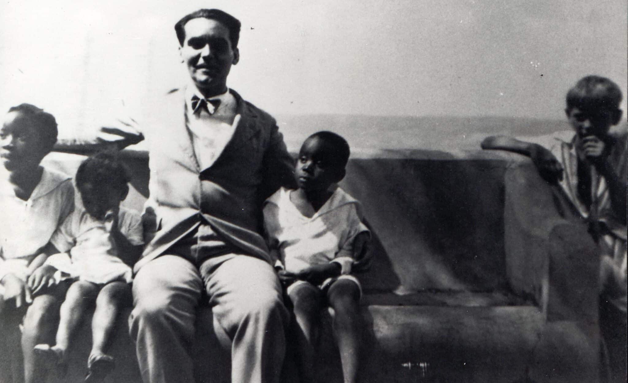 Lorca en En el mirador de Yumurí con niños cubanos (domingo 13 de abril de 1930).