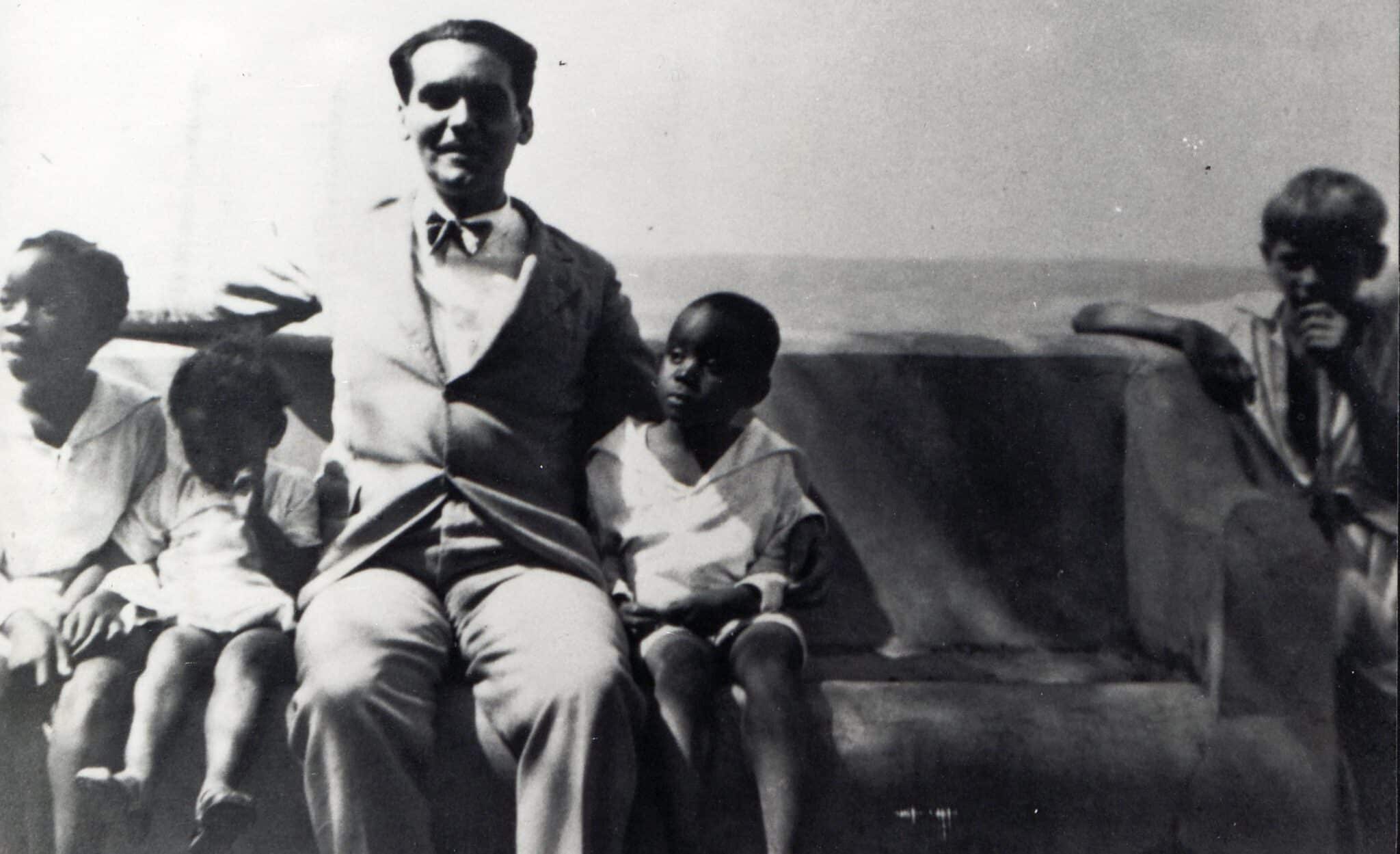 Lorca at the Yumuri lookout with Cuban children (Sunday 13 April 1930).